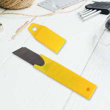 Heavy Duty Working Cutter Knife with replacement blade, 2 Screwdriver Hand Tool (4 Pc Set)